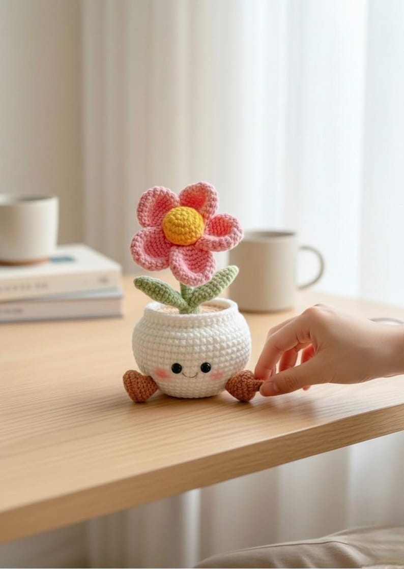 Gehäkelter Blumentopf mit Gesicht, Amigurumi rosa Bslume, Schreibtischdekor