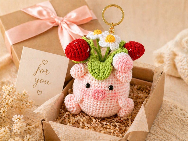 Gehäkelter Schwein Schlüsselanhänger mit Erdbeeren & Gänseblümchen, Handgefertigt, 7-8 cm