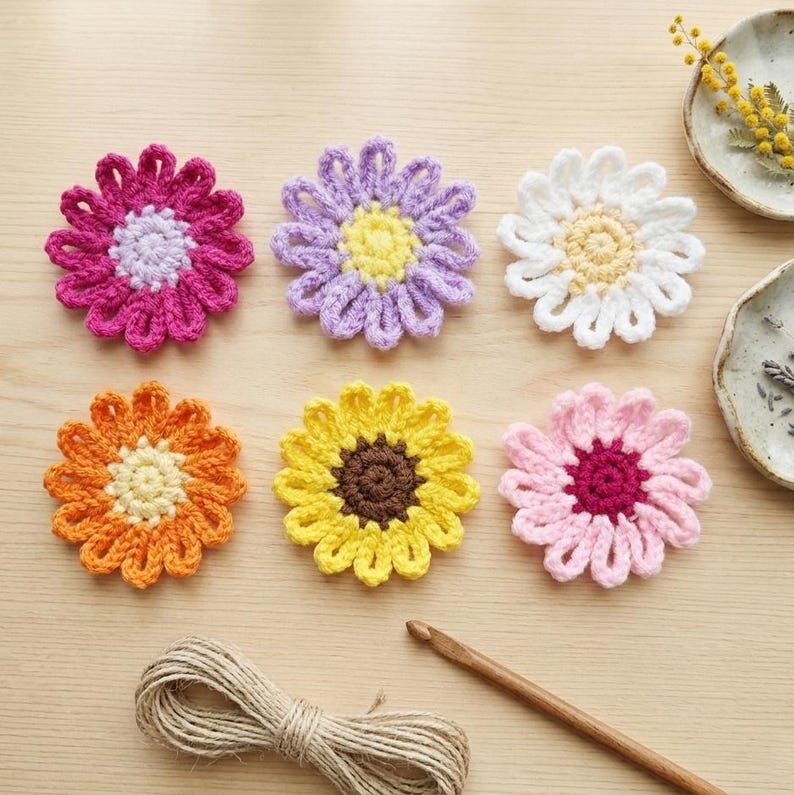 Mehrfarbige Häkelblumen-Applikationen, DIY Gänseblümchen zum Nähen für Jeans, Taschen & Jacken, 3D Garnblumen Aufnäher
