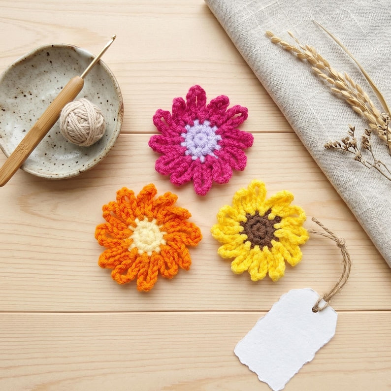 Mehrfarbige Häkelblumen-Applikationen, DIY Gänseblümchen zum Nähen für Jeans, Taschen & Jacken, 3D Garnblumen Aufnäher