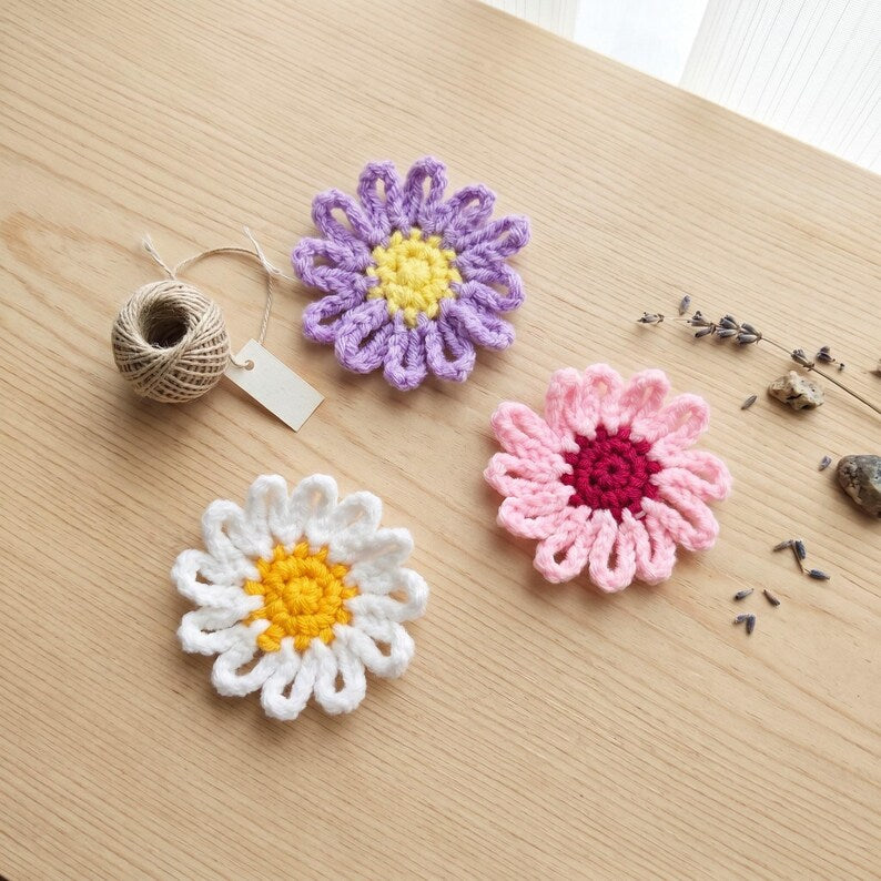 Mehrfarbige Häkelblumen-Applikationen, DIY Gänseblümchen zum Nähen für Jeans, Taschen & Jacken, 3D Garnblumen Aufnäher