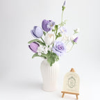 Gehäkelter Blumenstrauß mit Tulpen und Lavendel, handgemachte Strickblumen Deko, 30-35 cm