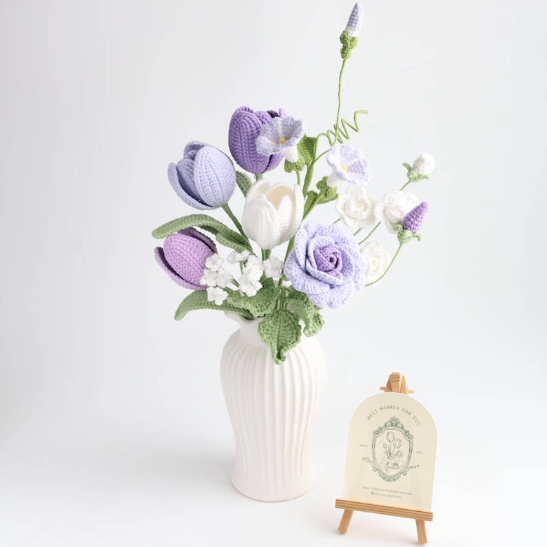 Gehäkelter Blumenstrauß mit Tulpen und Lavendel, handgemachte Strickblumen Deko, 30-35 cm