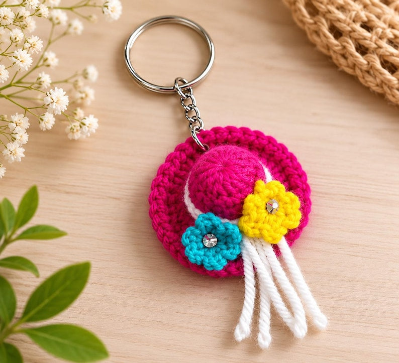 Gehäkelter Sommerhut-Schlüsselanhänger – Handgefertigter Mini-Strandhut-Taschenanhänger mit Blume, Quaste und Metallring