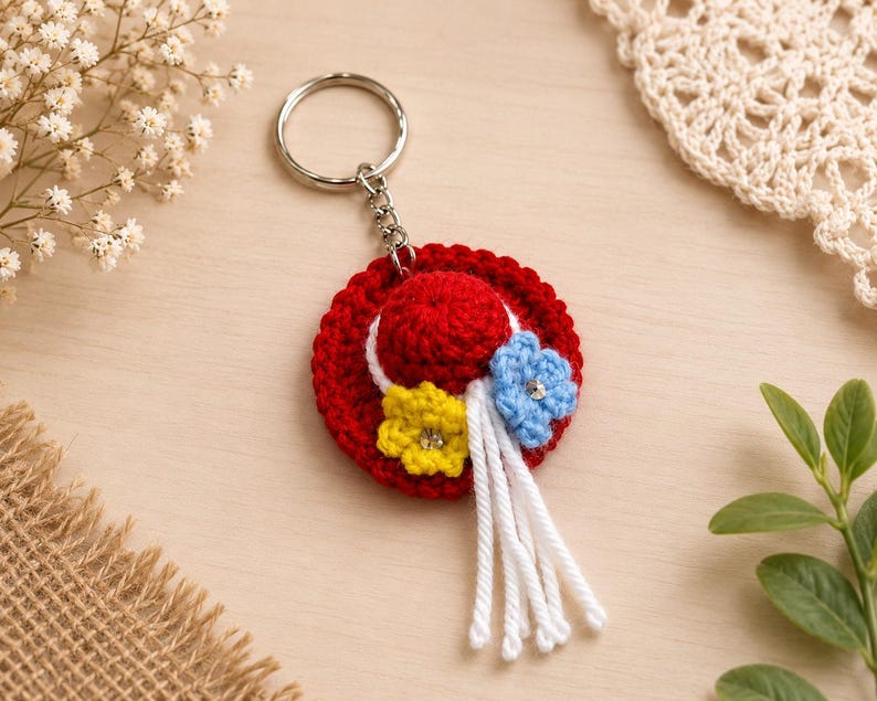 Gehäkelter Sommerhut-Schlüsselanhänger – Handgefertigter Mini-Strandhut-Taschenanhänger mit Blume, Quaste und Metallring