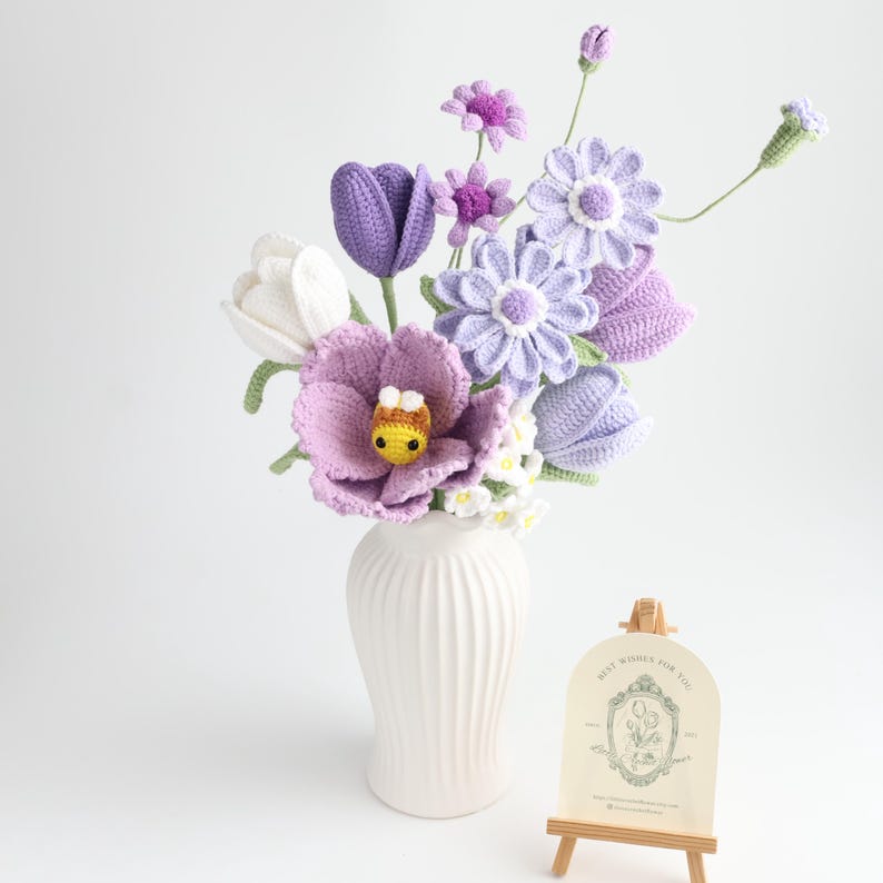 Gehäkelter Blumenstrauß mit Tulpen und Lavendel, handgemachte Strickblumen Deko, 30-35 cm