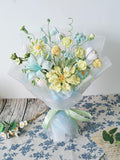 Gehäkelter Blumenstrauß mit Lilien und Rosen, handgefertigte Deko für Zuhause