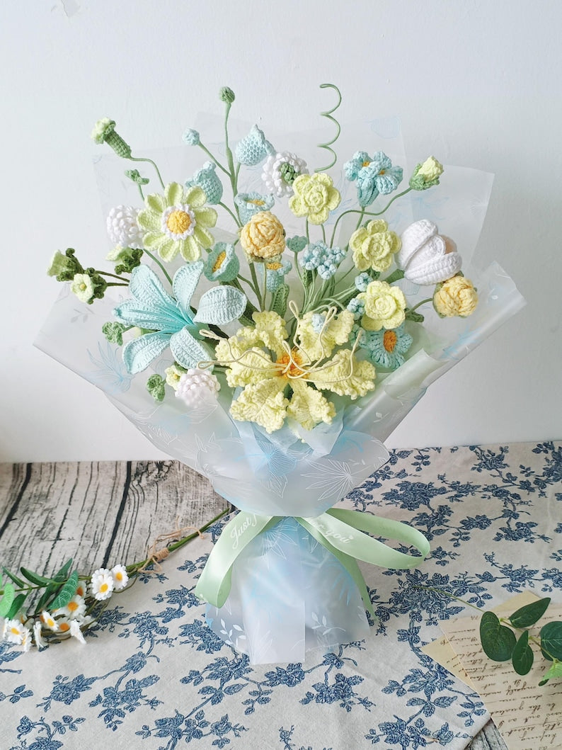 Gehäkelter Blumenstrauß mit Lilien und Rosen, handgefertigte Deko für Zuhause