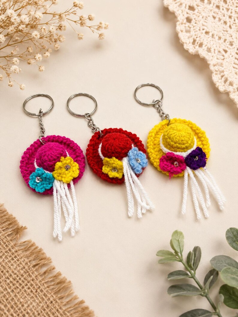 Gehäkelter Sommerhut-Schlüsselanhänger – Handgefertigter Mini-Strandhut-Taschenanhänger mit Blume, Quaste und Metallring