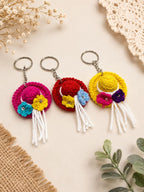 Gehäkelter Sommerhut-Schlüsselanhänger – Handgefertigter Mini-Strandhut-Taschenanhänger mit Blume, Quaste und Metallring