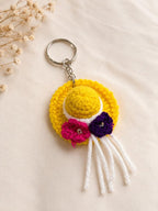 Gehäkelter Sommerhut-Schlüsselanhänger – Handgefertigter Mini-Strandhut-Taschenanhänger mit Blume, Quaste und Metallring