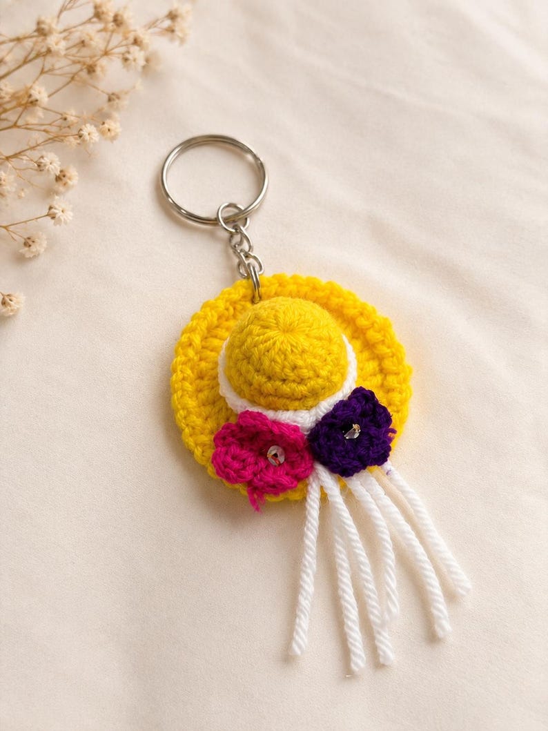 Gehäkelter Sommerhut-Schlüsselanhänger – Handgefertigter Mini-Strandhut-Taschenanhänger mit Blume, Quaste und Metallring