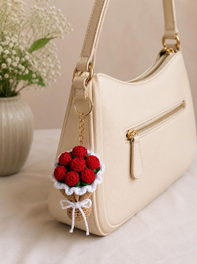 Gehäkelter Rosenstrauß-Schlüsselanhänger, Mini-Blumen-Anhänger, Baumwoll-Schlüsselanhänger