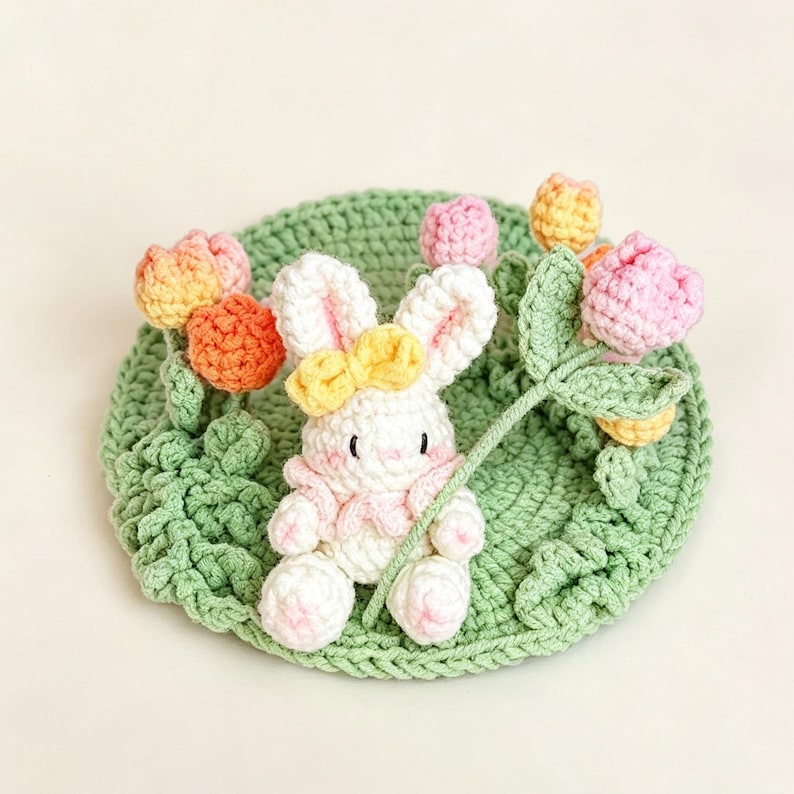 Gehäkelter Untersetzer mit Hasen-Tulpenmotiv, handgefertigter floraler Tassenuntersetzer, Cottagecore-Deko