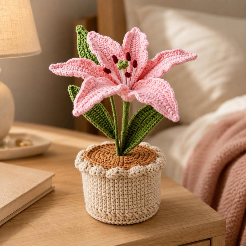 Gehäkelter Lilien-Blumentopf mit Topfblume, handgefertigt, Weiß/Rosa/Gelb/Lila/Blau