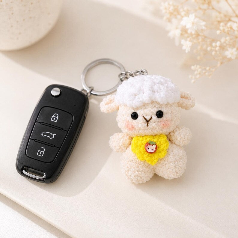 Handgefertigter Amigurumi-Lamm-Schlüsselanhänger mit Blumenaccessoire