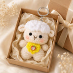 Handgefertigter Amigurumi-Lamm-Schlüsselanhänger mit Blumenaccessoire