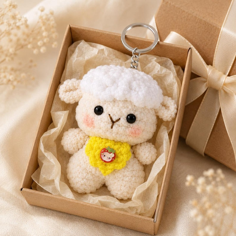 Handgefertigter Amigurumi-Lamm-Schlüsselanhänger mit Blumenaccessoire