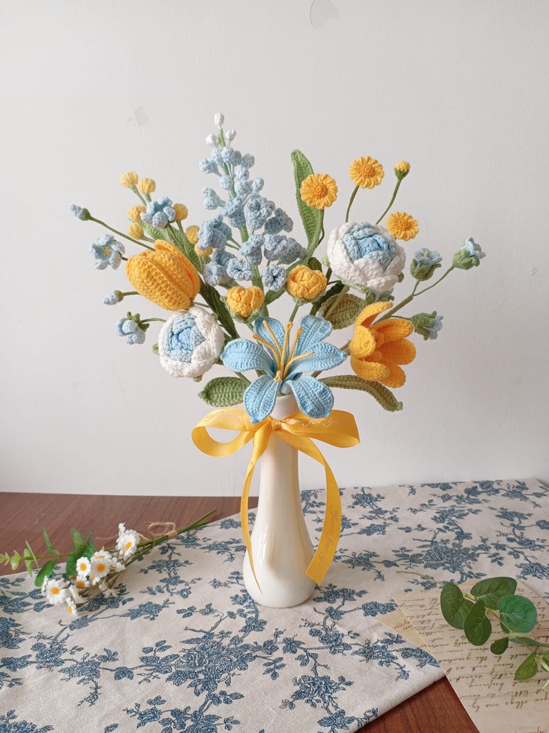 Handgehäkelter Blumenstrauß in Vase, Kunstblumen, Tischdekoration, Geschenk für Mama