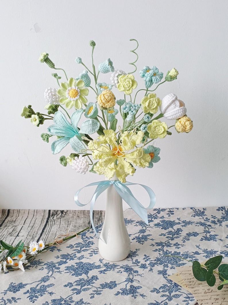 Gehäkelter Blumenstrauß mit Lilien und Rosen, handgefertigte Deko für Zuhause