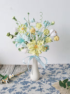 Gehäkelter Blumenstrauß mit Lilien und Rosen, handgefertigte Deko für Zuhause