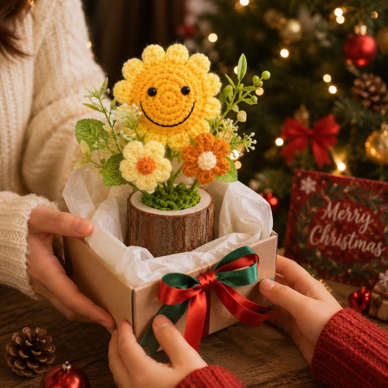 Gehäkelter Blumentopf mit Rose oder Sonnenblume, Mini-Blumenarrangement auf Holzstammsockel, Handarbeit