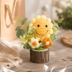 Gehäkelter Blumentopf mit Rose oder Sonnenblume, Mini-Blumenarrangement auf Holzstammsockel, Handarbeit