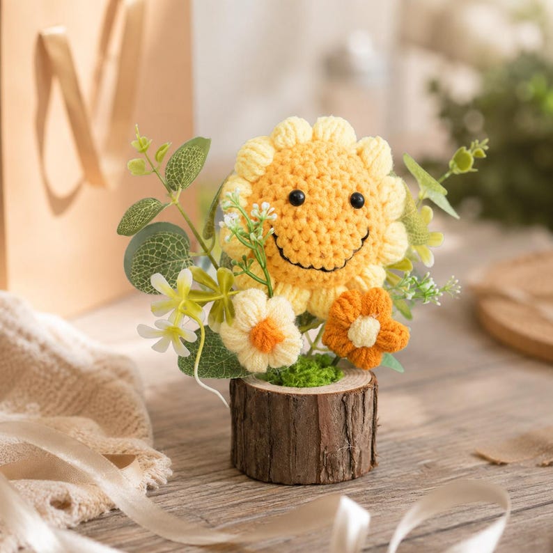 Gehäkelter Blumentopf mit Rose oder Sonnenblume, Mini-Blumenarrangement auf Holzstammsockel, Handarbeit