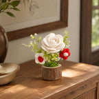 Gehäkelter Blumentopf mit Rose oder Sonnenblume, Mini-Blumenarrangement auf Holzstammsockel, Handarbeit