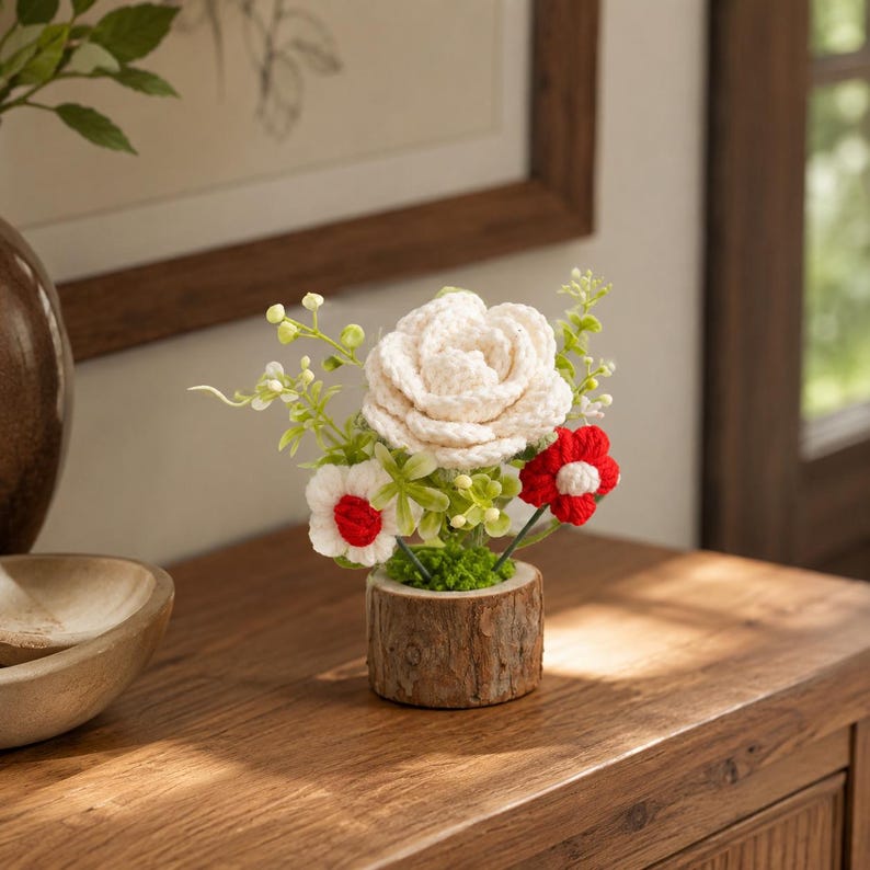 Gehäkelter Blumentopf mit Rose oder Sonnenblume, Mini-Blumenarrangement auf Holzstammsockel, Handarbeit