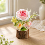 Gehäkelter Blumentopf mit Rose oder Sonnenblume, Mini-Blumenarrangement auf Holzstammsockel, Handarbeit