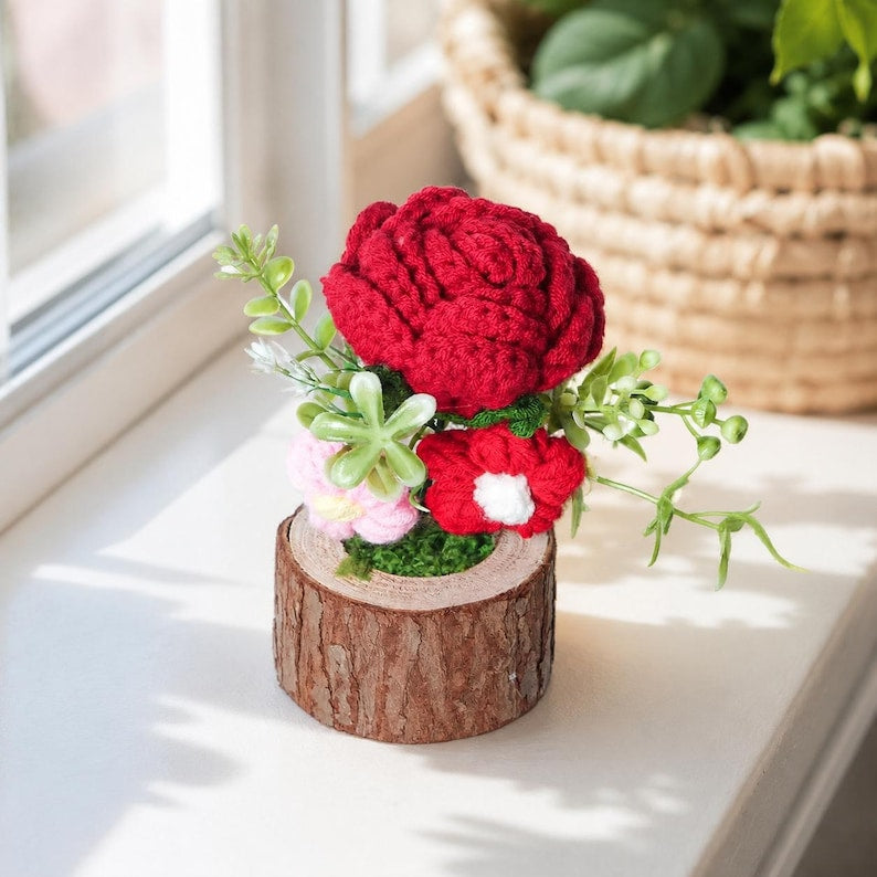 Gehäkelter Blumentopf mit Rose oder Sonnenblume, Mini-Blumenarrangement auf Holzstammsockel, Handarbeit