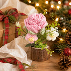 Gehäkelter Blumentopf mit Rose oder Sonnenblume, Mini-Blumenarrangement auf Holzstammsockel, Handarbeit