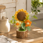 Gehäkelter Blumentopf mit Rose oder Sonnenblume, Mini-Blumenarrangement auf Holzstammsockel, Handarbeit