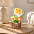 Gehäkelter Blumentopf mit Rose oder Sonnenblume, Mini-Blumenarrangement auf Holzstammsockel, Handarbeit