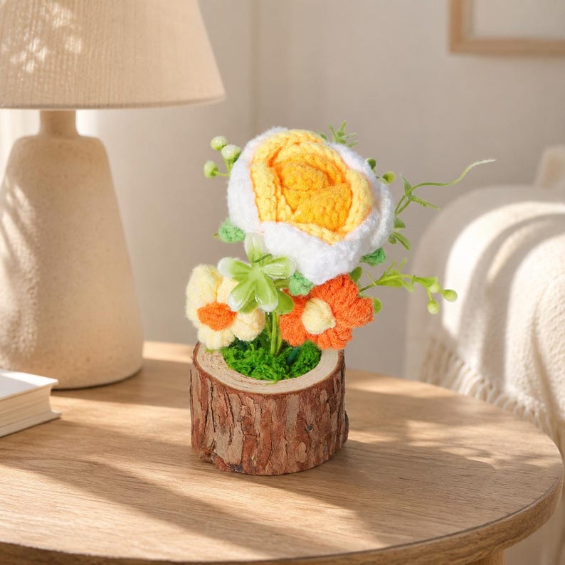 Gehäkelter Blumentopf mit Rose oder Sonnenblume, Mini-Blumenarrangement auf Holzstammsockel, Handarbeit