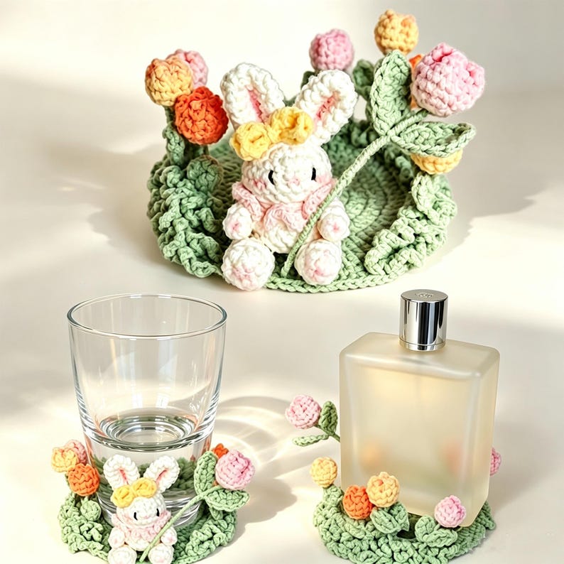 Gehäkelter Untersetzer mit Hasen-Tulpenmotiv, handgefertigter floraler Tassenuntersetzer, Cottagecore-Deko