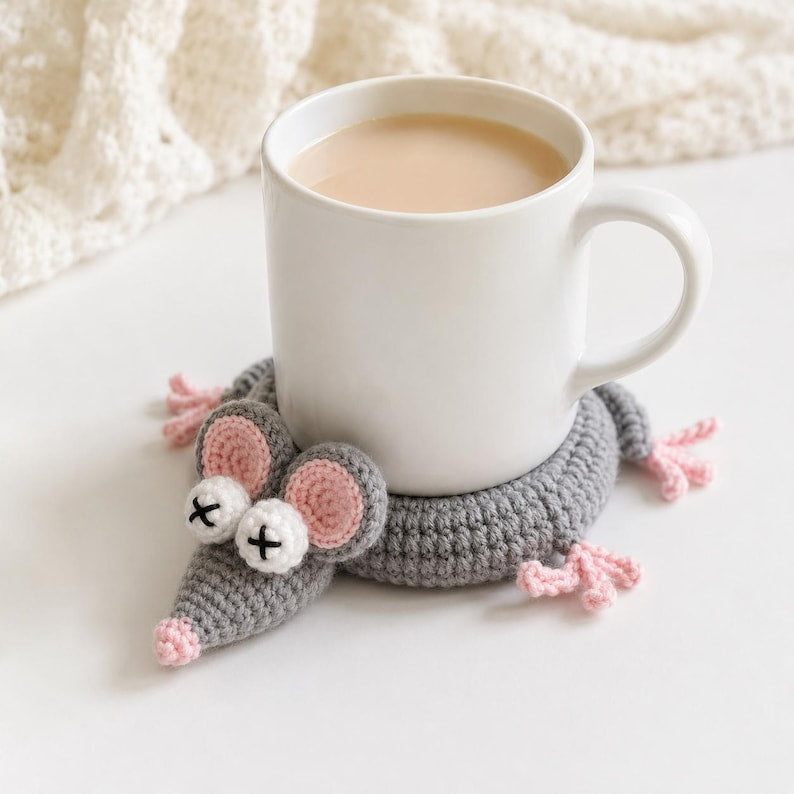 Gehäkelter Maus-Tassenuntersetzer, Grau mit Rosa Ohren, 3D Tierform für Kaffeetassen
