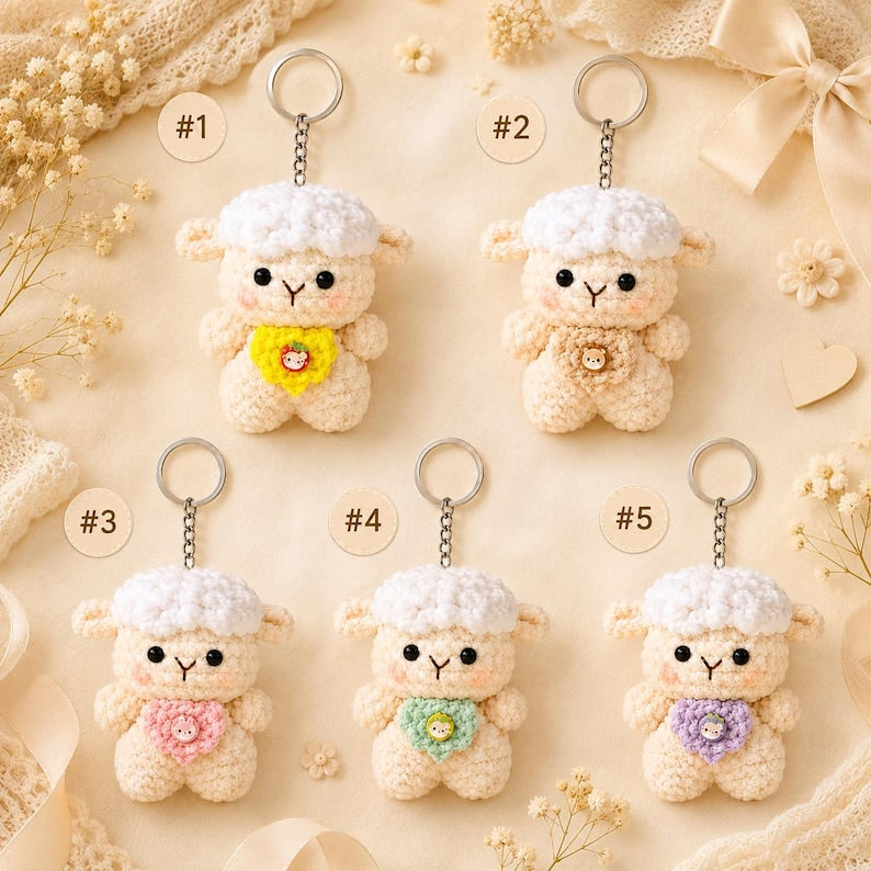 Handgefertigter Amigurumi-Lamm-Schlüsselanhänger mit Blumenaccessoire
