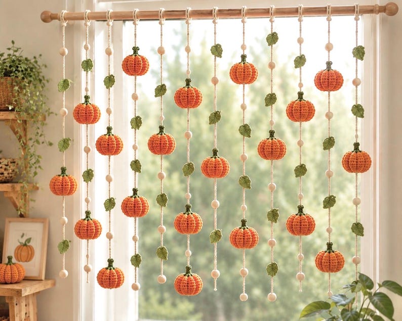 Gehäkelte Kürbis-Girlande, Herbstliche Fensterdeko, Halloween-Hängedeko, Boho-Wohndeko