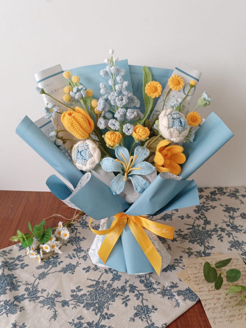 Handgehäkelter Blumenstrauß in Vase, Kunstblumen, Tischdekoration, Geschenk für Mama