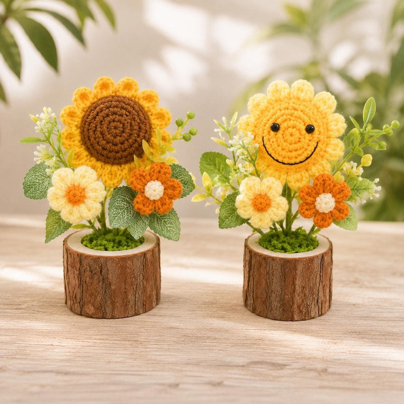 Gehäkelter Blumentopf mit Rose oder Sonnenblume, Mini-Blumenarrangement auf Holzstammsockel, Handarbeit