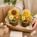 Gehäkelter Blumentopf mit Rose oder Sonnenblume, Mini-Blumenarrangement auf Holzstammsockel, Handarbeit