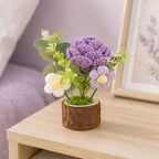 Gehäkelter Blumentopf mit Rose oder Sonnenblume, Mini-Blumenarrangement auf Holzstammsockel, Handarbeit