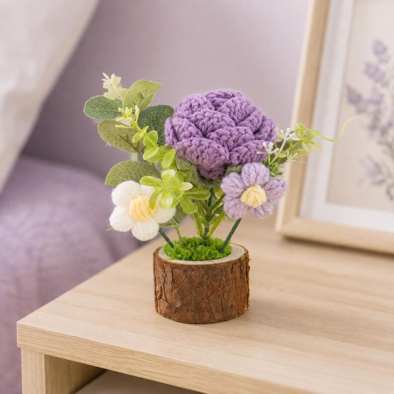 Gehäkelter Blumentopf mit Rose oder Sonnenblume, Mini-Blumenarrangement auf Holzstammsockel, Handarbeit