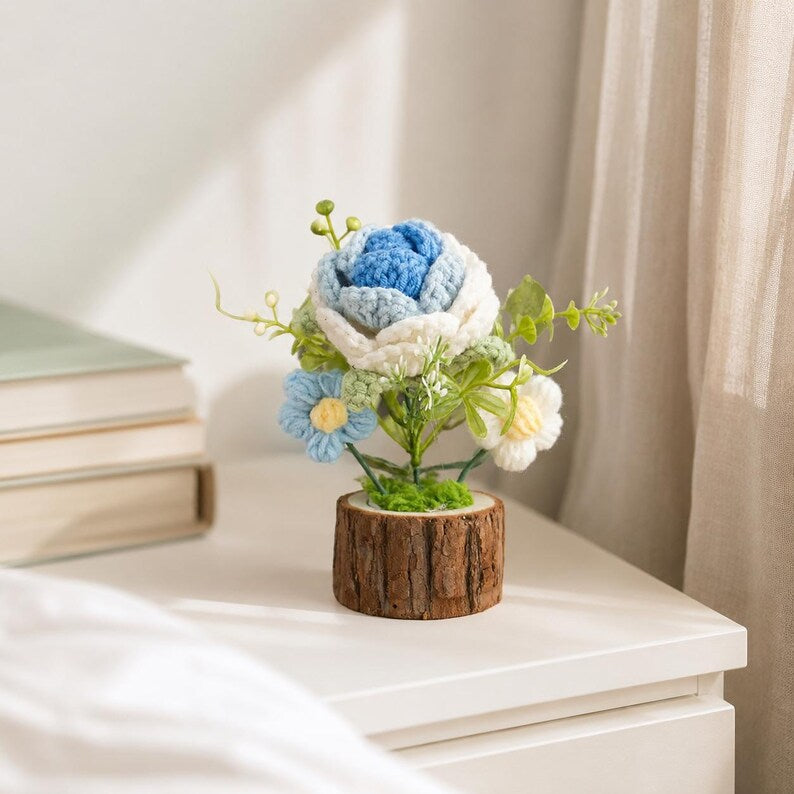 Gehäkelter Blumentopf mit Rose oder Sonnenblume, Mini-Blumenarrangement auf Holzstammsockel, Handarbeit