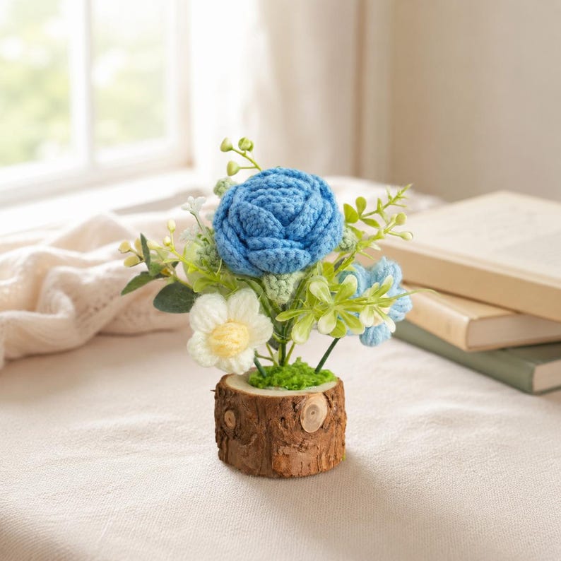 Gehäkelter Blumentopf mit Rose oder Sonnenblume, Mini-Blumenarrangement auf Holzstammsockel, Handarbeit