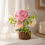 Gehäkelter Blumentopf mit Rose oder Sonnenblume, Mini-Blumenarrangement auf Holzstammsockel, Handarbeit