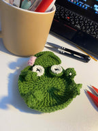 Gehäkelter Frosch-Tassenuntersetzer, grüner Pop-up-Tieruntersetzer