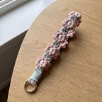 Gehäkeltes Gänseblümchen-Handyarmband mit O-Ring-Verschluss, 20 cm Länge